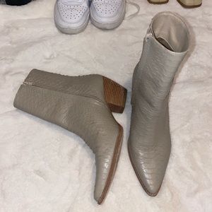 Matisse Caty snakeskin bootie size 8